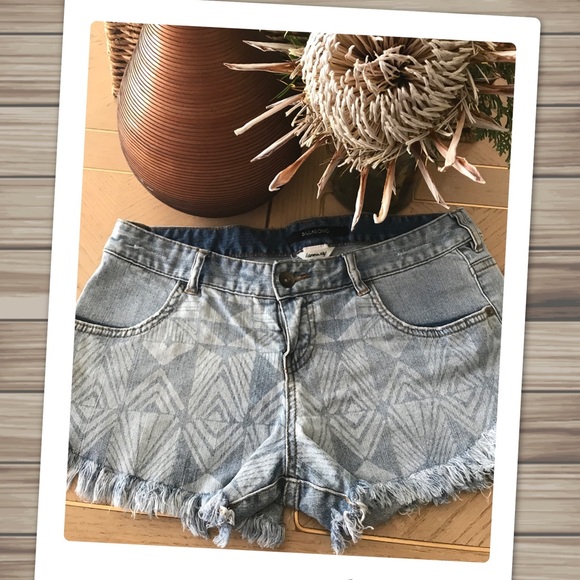 Billabong Frayed Edge Tribal Print Denim Shorts! - Picture 2 of 5